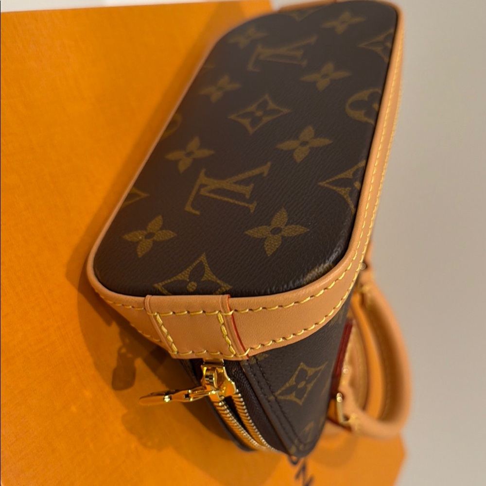 Louis Vuitton Mini Bag in Brown Monogram - Picture 5 of 11